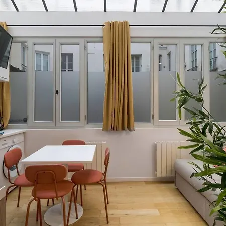 Typical Parisian In Le Marais#4 Pers *